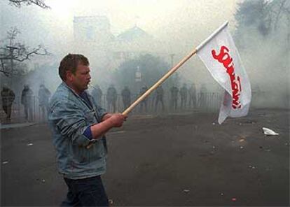 Un militante de Solidaridad de la fbrica de tractores Ursus ondea la bandera del sindicato durante una protesta en Varsovia en marzo de 1998.