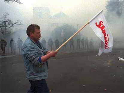 Un militante de Solidaridad de la fábrica de tractores Ursus ondea la bandera del sindicato durante una protesta en Varsovia en marzo de 1998.