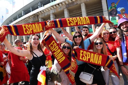 Seguidores de la selección española, este sábado en el exterior del estadio Olímpico de Berlín. 