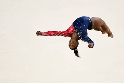 Simone Biles faz a acrobacia que leva seu nome no solo.