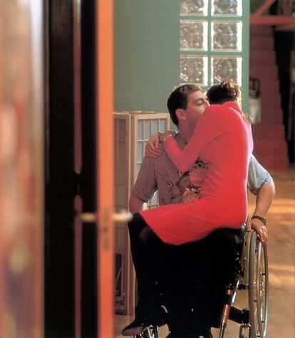 LIVE FLESH, (aka CARNE TREMULA), from left: Javier Bardem, Francesca Neri, 1997, © Samuel Goldwyn/co