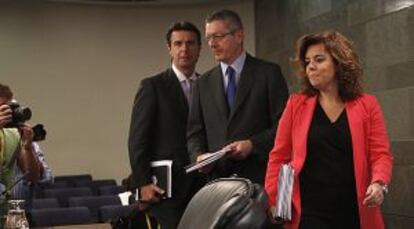 Sáenz de Santamaría, junto a Gallardón y Soria, tras el Consejo de Ministros.