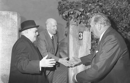 El premio Nobel de Literatura 1977 fue concedido al escritor Vicente Aleixandre (centro), que no pudo recoger el galardón en Estocolmo por prescripción médica. Dado su delicado estado de salud, don Juan de Borbón (derecha) visitó al literato en su domicilio el sábado 22 de octubre de ese año, para entregarle una carta del rey Juan Carlos en la que le anunciaba la concesión de la Gran Cruz de la Orden de Carlos III.