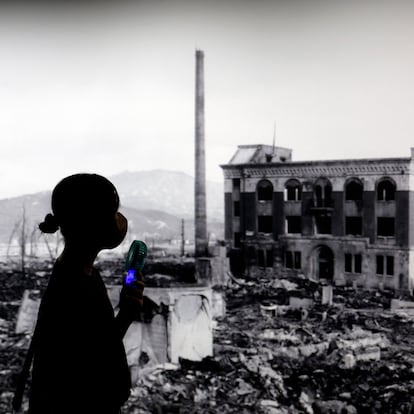 HIROSHIMA (Japan), 05/08/2025.- A visitor using a fan walks past a huge picture of Hiroshima devastated by the world's first atomic bombing at the Hiroshima Peace Memorial Museum in Hiroshima, western Japan, 05 August 2025. 06 August 2025 will mark the 80th anniversary of the bombing of Hiroshima. In 1945, the United States dropped two nuclear bombs over the cities of Hiroshima and Nagasaki on 06 and 09 August respectively, killing more than 200,000 people. (Japón, Estados Unidos) EFE/EPA/FRANCK ROBICHON