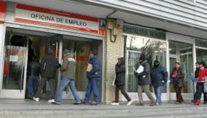 En la imagen, varios parados hacen cola para entrar en una oficina de empleo en Madrid. EFE/Archivo