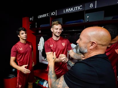 Sampaoli saluda a Rakitic y Oliver antes de su primer entrenamiento como entrenador del Sevilla este jueves.