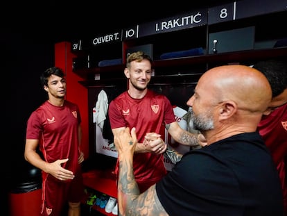 Sampaoli saluda a Rakitic y Oliver antes de su primer entrenamiento como entrenador del Sevilla este jueves.