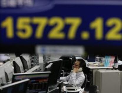 Un empleado trabaja en el Nikkei tokiota.