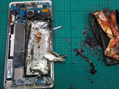 Un Samsung Galaxy Note 7 y su batería, tras incendiarse durante unas pruebas de laboratorio en Singapur.