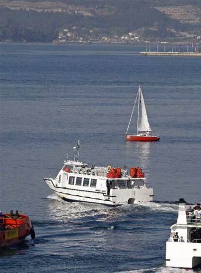 El barco con dirección a Moaña, ayer a la salida de la Estación Marítima de Vigo.