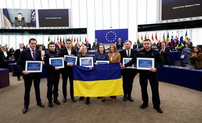 Representantes de algunas organizaciones e instituciones ucranias reciben este miércoles el premio Sájarov en Estrasburgo.