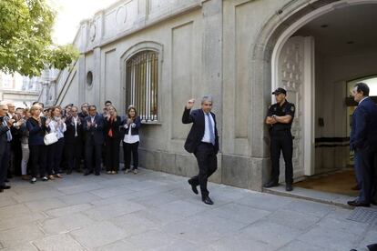 Llegada de Francesc Homs al Supremo, aplaudido por Artur Mas y otros nacionalistas e independentistas.