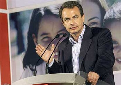 El secretario general socialista, José Luis Rodríguez Zapatero, durante el mitin que el PSOE celebró ayer en Logroño.
