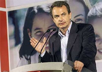 El secretario general socialista, José Luis Rodríguez Zapatero, durante el mitin que el PSOE celebró ayer en Logroño.