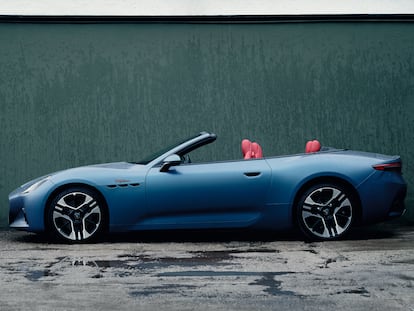 Líneas depuradas, cortes precisos y artesanía italiana: el cuero rojo del interior del GranCabrio Folgore evoca el hedonismo y elegancia un poco irreverente de la moda del país transalpino.