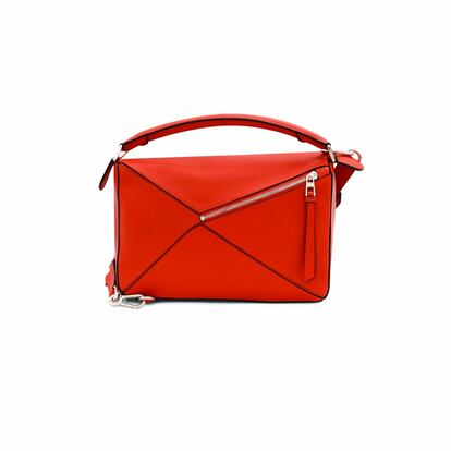 Loewe lanzó en 2015 el modelo Puzzle, el primero diseñado por Jonathan Anderson, y en tres años se ha convertido en un icono de la firma. Precio: 1.250 euros