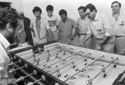 El presidente de la Junta de Andalucía, José Rodríguez de la Borbolla (segundo por la derecha), juega al futbolín con unos vecinos de Jimena de la Frontera (Cádiz), el 12 de junio de 1986, en la campaña de las elecciones andaluzas.