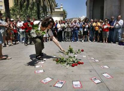 Su hermana deposita rosas rojas en el lugar en el que murió el joven sindicalista