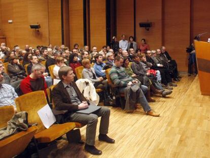 Presentación de Sortu, nuevo proyecto de la izquierda abertzale en Bilbao. Iñigo Iruin escucha a Rufi Etxebarria.