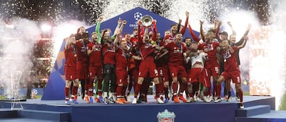 El Liverpool celebra la victoria en la final de la Champions.