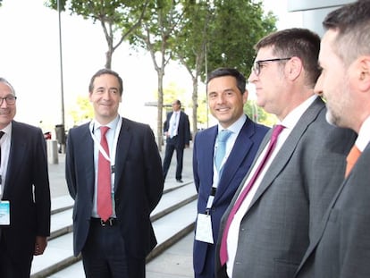 Pedro Duque, ministro de Ciencia e Innovación, departiendo con Manuel Polanco, presidente de PRISA; Gonzalo Gortázar, consejero delegado de CaixaBank; Alejandro Martínez Peón, consejero delegado de PRISA Noticias; Ricardo de Querol, director de CincoDías, y Josu Jon Imaz, consejero delegado de Repsol.