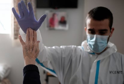 El fisioterapeuta Vicente Barrios trabaja en la rehabilitación de una anciana infectada por coronavirus en una residencia de Madrid.