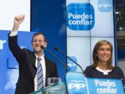 El líder del PP, Mariano Rajoy, junto a Javier Arenas, María Dolores de Cospedal, Ana Mato y Esteban González Pons