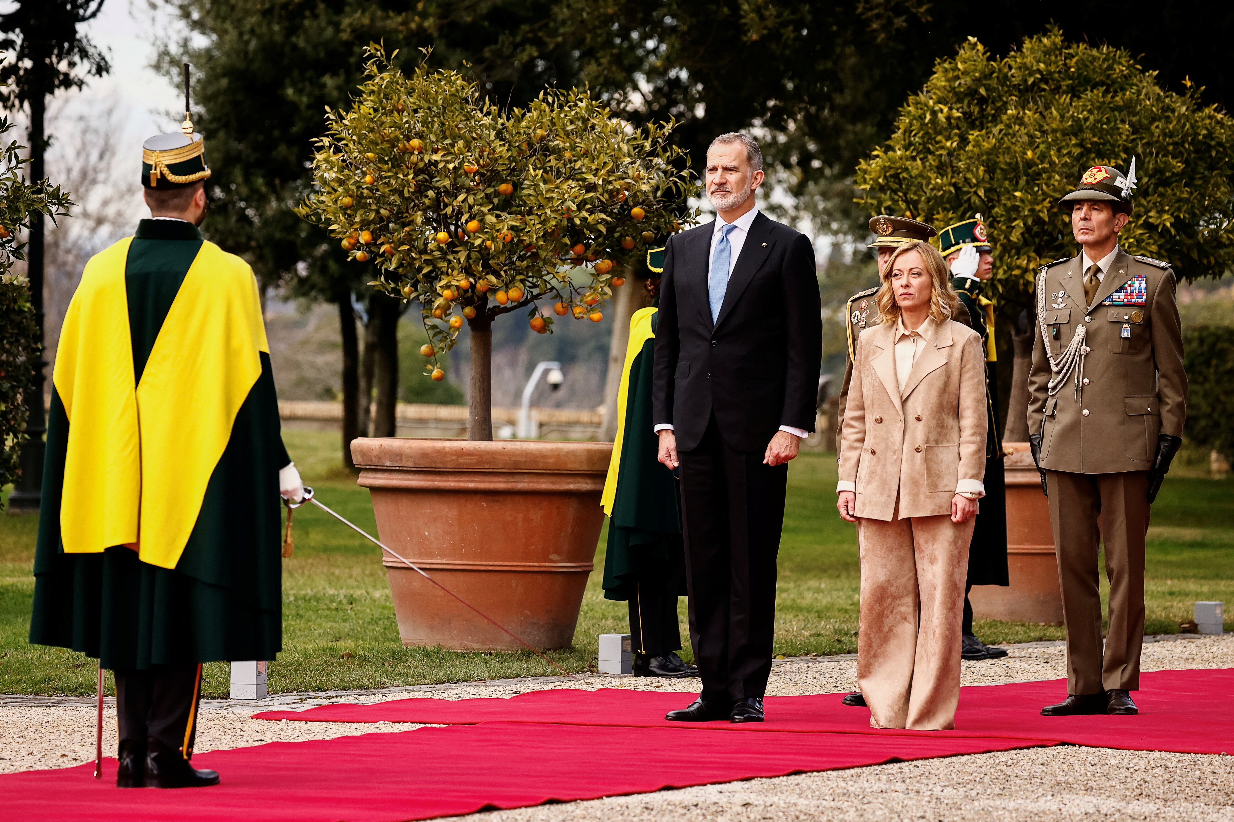 Los Reyes inician su visita a Italia y almuerzan con Meloni