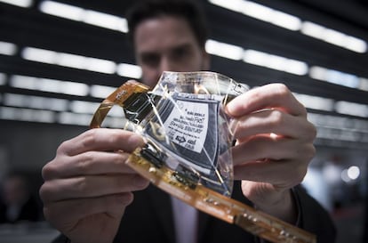 Una pantalla LCD flexible i circuits de grafè de FlexEnable.