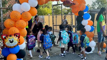 Durante los primeros años de vida, se desarrollan en paralelo el microbioma y el cerebro. En la imagen, niños de una escuela pública de Nueva York al inicio del curso escolar el pasado septiembre