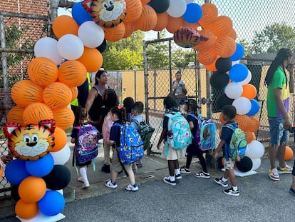 Durante los primeros años de vida, se desarrollan en paralelo el microbioma y el cerebro. En la imagen, niños de una escuela pública de Nueva York al inicio del curso escolar el pasado septiembre