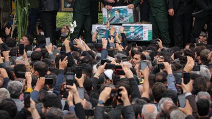 Miles de iraníes participan en el cortejo fúnebre del fallecido presidente Raisí y sus acompañantes, en Tabriz, este martes, en una imagen de las autoridades de Irán.