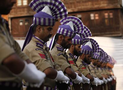Varios policías indios participan en una ceremonia por el Día de los Mártires en Mazar-e-Shuhada (Cementerio de los Mártires) en Srinagar, capital estival de la parte de Cachemira administrada por la India. El Día de los Mártires se celebra en recuerdo de los 22 civiles asesinados por las tropas del entonces mandatario Dogra de Cachemira, el maharajá Hari Singh.