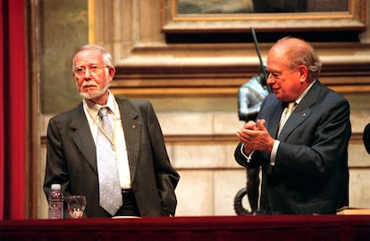 Paco Candel després de rebre la Medalla d'Or de Catalunya de la mà de Jordi Pujol, al Palau de la Generalitat (2003)