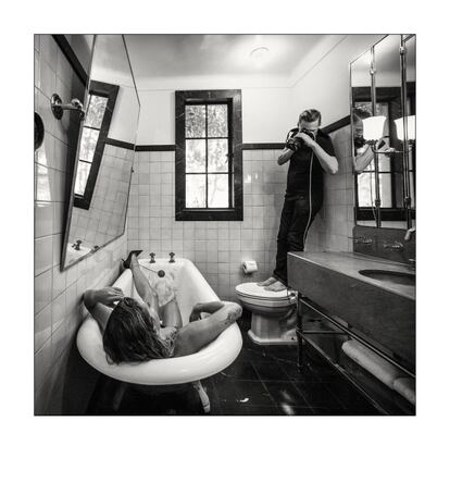 Bryan Adams trepa por un cuarto de baño del hotel Chateau Marmont para retratar a la cantante Rita Ora en una bañera, en una de las fotografías del calendario Pirelli 2022.