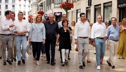 Sáenz de Santamaría, en el centro, pasea con cargos del PP en Málaga.