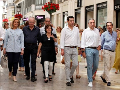 Sáenz de Santamaría, en el centro, pasea con cargos del PP en Málaga.