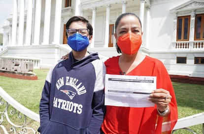 La abogada Alma Franco y su hijo Maximiliano muestran su certificado de vacunación en el Estado de Oaxaca.