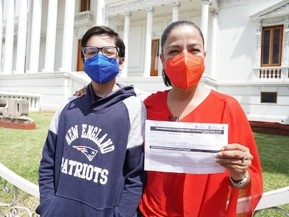 La abogada Alma Franco y su hijo Maximiliano muestran su certificado de vacunación en el Estado de Oaxaca.