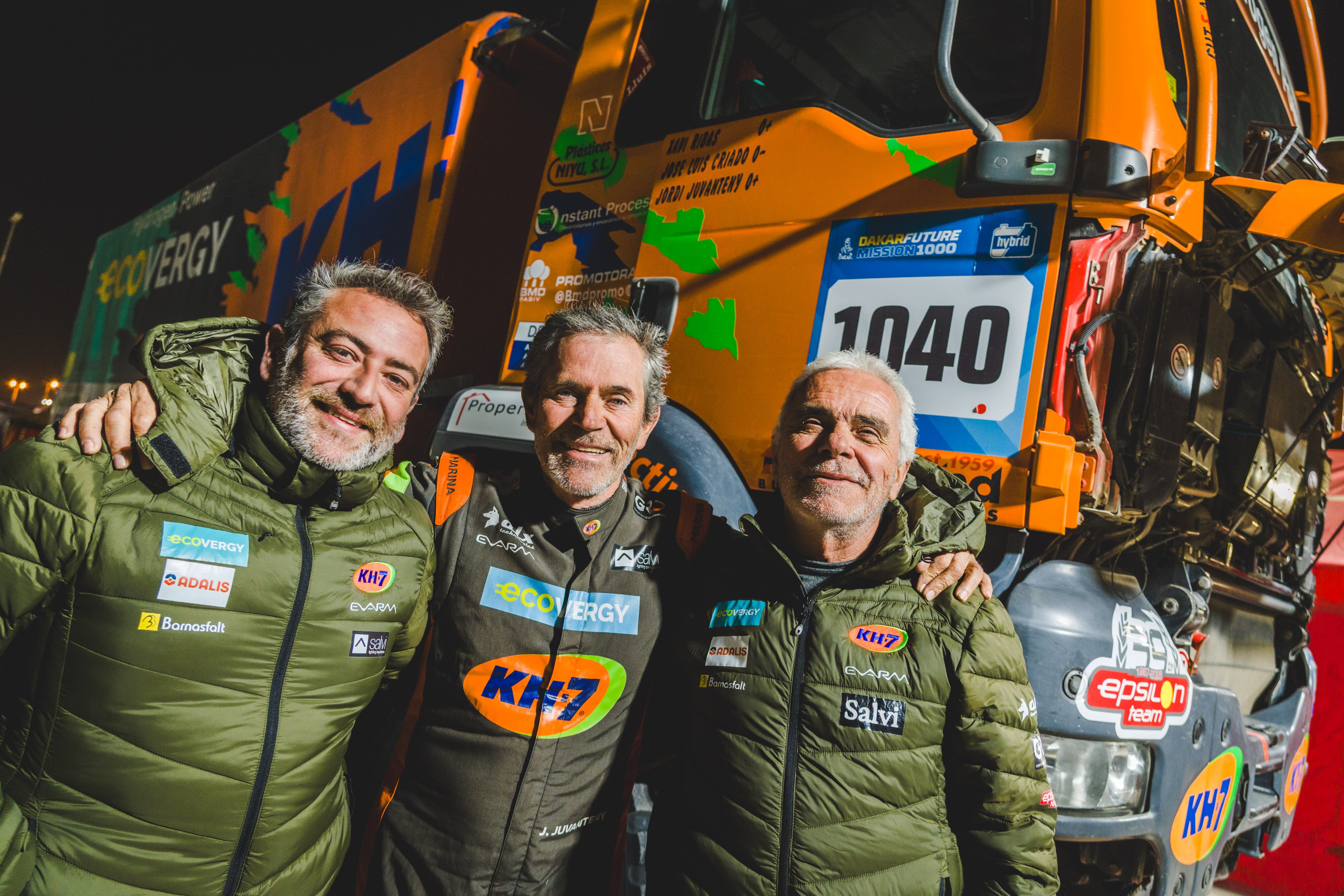 Criado, junto al piloto del camión, Jordi Juvanteny y Xabi Ribas.