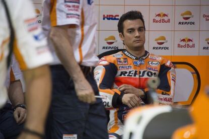 Dani Pedrosa, al box d'Honda durant el Gran Premi de Qatar.