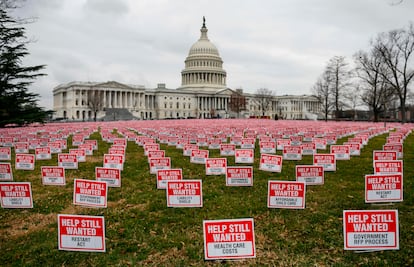 Letreros con la leyenda 'Todavía se necesita ayuda' cerca del Capitolio en Washington.