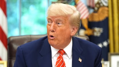 Donald Trump, este jueves, tras hablar por teléfono con Keir Starmer, primer ministro británico, desde el Despacho Oval.
