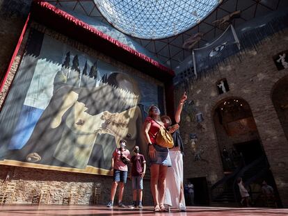Varias personas visitan el Teatro-Museo de Dalí en Figueres.