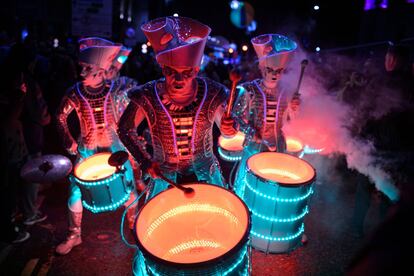 Artistas iluminados con luces led entretienen al público durante el festival anual de artes visuales 'Light Night Leeds' en el centro de Leeds (Reino Unido), el 10 de octubre de 2019.