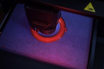En el laboratorio de innovación y nuevas tecnologías de la Casa Tomada se les facilita a los emprendedores el acceso a tecnología de última generación, como una impresora 3D (en la imagen imprimiendo un diseño de código abierto). Se trabaja con licencias libres y de manera colaborativa. 
