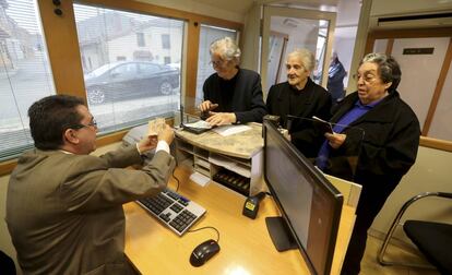 Vecinas de Torreadrada (Segovia), en el autobús de Bankia en el que recogen el dinero de su pensión una vez al mes.