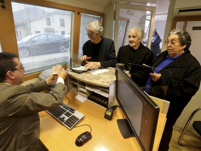 Vecinas de Torreadrada (Segovia), en el autobús de Bankia en el que recogen el dinero de su pensión una vez al mes.