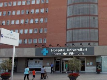 Fachada del hospital Arnau de Vilanova, donde llevaron al niño con graves síntomas en agosto de 2019.