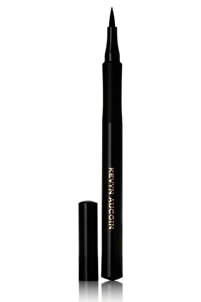 'The Precision Liquid Liner' de Kevyn Aucoin. Su empuñadura ergonómica permite una aplicación fácil y un resultado preciso. Seca rápido y es resistente al agua (28,56 euros).